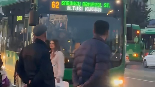 Bakubus YOLDA QALDI: "Sərnişinlər çoxdur, avtobus hərəkət etmir"
