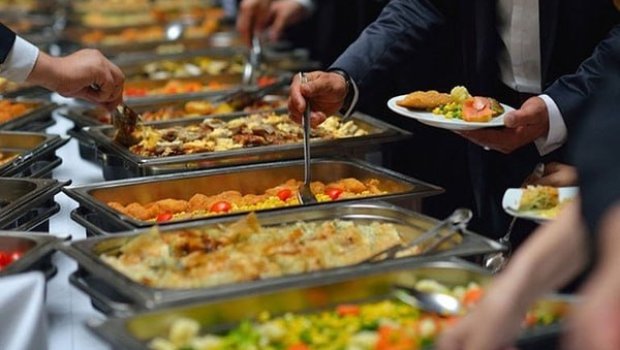 &ldquo;Başqa yerdə bişirilən köhnə yeməklər restoranlara gətirilir və qızdırılıb müştəriyə verilir&rdquo; &ndash; ŞOK İDDİA
