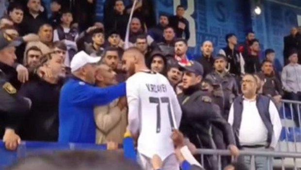 Azarkeşi vurmaq istəyən “Turan Tovuz”un futbolçusu CƏZALANDIRILDI - VİDEO