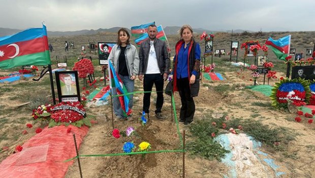 Vüqar Nadirov atasının məzarını tapdı &ndash; FOTO