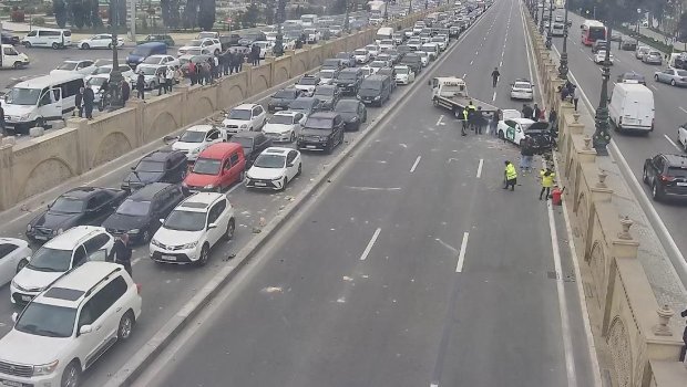 Sürücülərə ÇAĞIRIŞ: Qəza zamanı avtomobili saxlayıb hadisəni telefonla çəkmək sıxlıq yaradır - FOTO