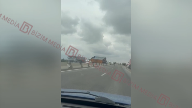 Bakı Quba yolunda AĞIR QƏZA &ndash; Yük avtomobilləri radar dirəyini aşırıb -FOTO/VİDEO
