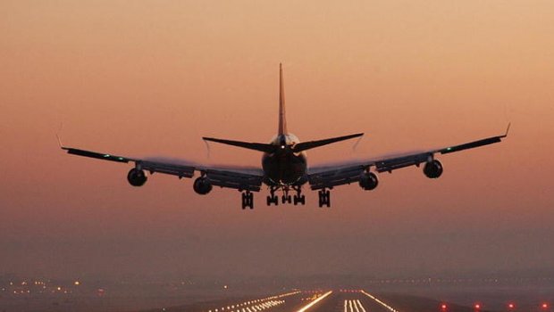 İndoneziyaya uçan təyyarə Moskvaya təcili ENİŞ ETDİ