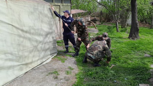 Evi yararsız vəziyyətə düşən ailə üçün çadır quruldu &ndash; FOTO