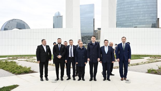 Rumıniya Senatının sədri Bakıda Zəfər parkını ziyarət etdi &ndash; FOTO
