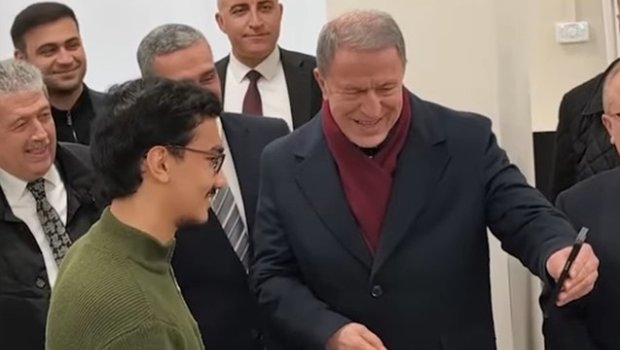 Hulusi Akarın Qarabağ Universitetinin tələbəsi ilə səmimi söhbəti &ndash; VİDEO