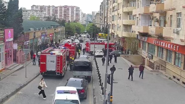 Bakıdakı yanğınla bağlı avtomobillərin hərəkətinə məhdudiyyət qoyuldu &ndash; FOTO