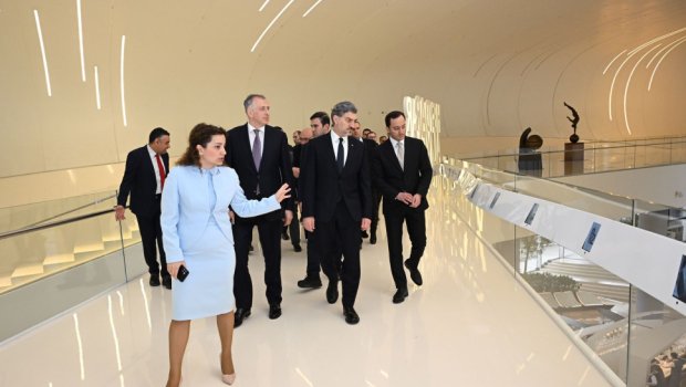 Gürcüstan Prezidenti Heydər Əliyev Mərkəzində - FOTO