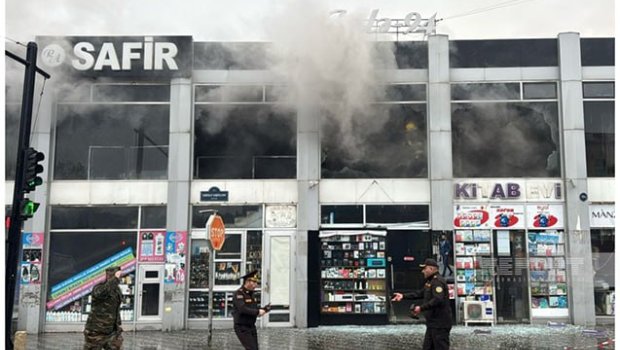 Sumqayıtda ticarət mərkəzi yanır - FOTO