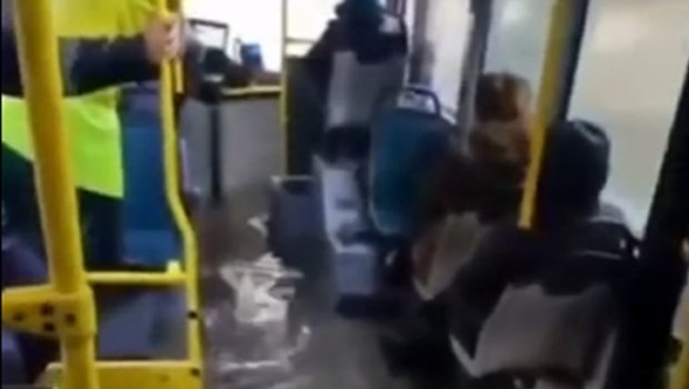 Bakıda avtobusları su basdı &ndash; VİDEO