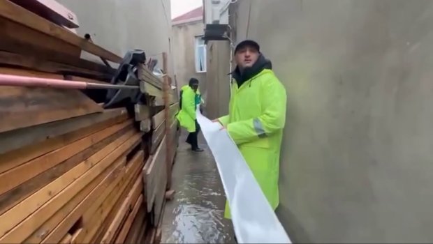 Evlərin yağış sularından təmizlənməsinə polislər də YARDIM EDİR &ndash; FOTO/VİDEO