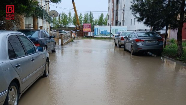 Yevlaxda yaşayış binalarının həyəti su ilə DOLUB &ndash; VİDEO