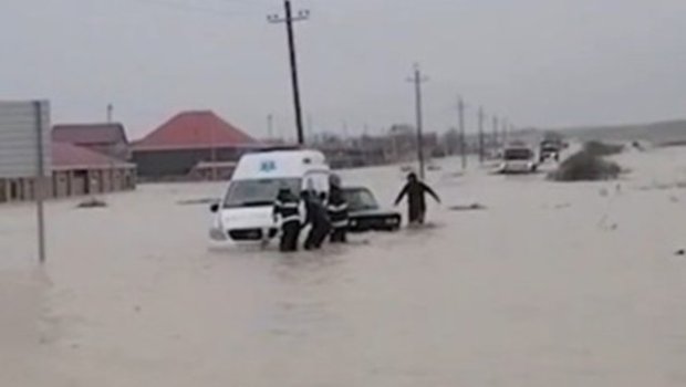 Təcili yardım maşını da suda batdı &ndash; FOTO/VİDEO