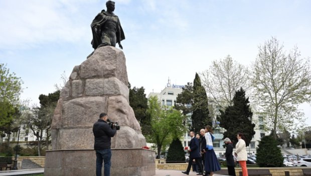 Sloveniya Baş nazirinin müavini Bakıda Mehdi Hüseynzadənin abidəsini ziyarət etdi - FOTO