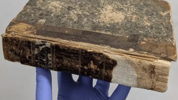 İnsan dərisi ilə cildlənmiş kitab tapıldı - DETALLAR