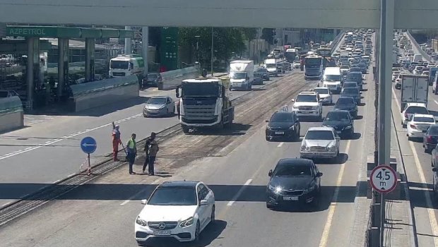 Bakıdakı bu mərkəzi yolda təmirlə bağlı sıxlıq yaranıb - FOTO