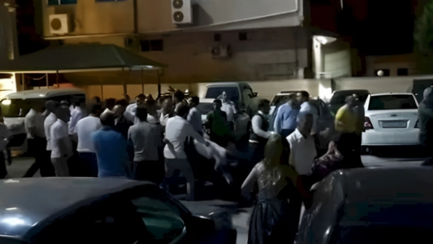 Bakıda şadlıq sarayında KÜTLƏVİ DAVA: Polis müdaxilə ETDİ - VİDEO