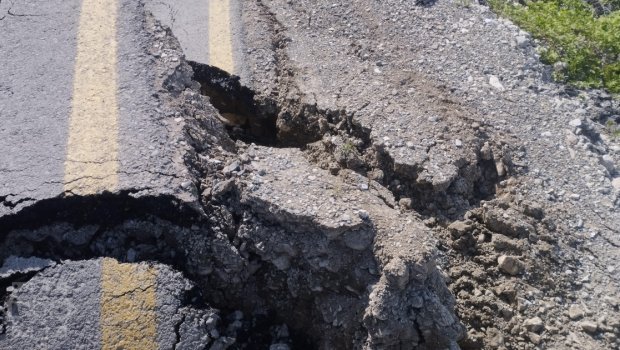 Şamaxıda torpaq SÜRÜŞMƏSİ: Yol çökdü &ndash; FOTO