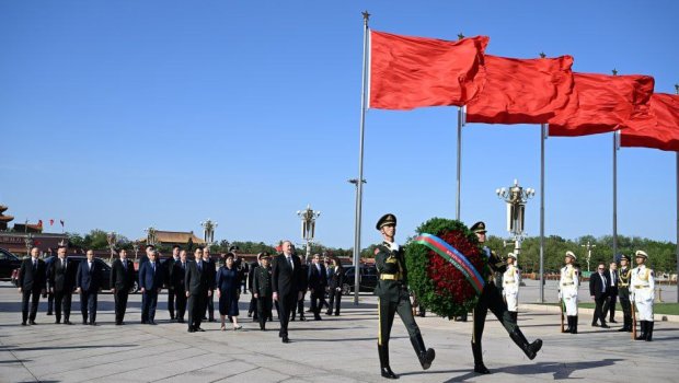 Prezident Pekində Xalq Qəhrəmanları Abidəsini ziyarət etdi - FOTO