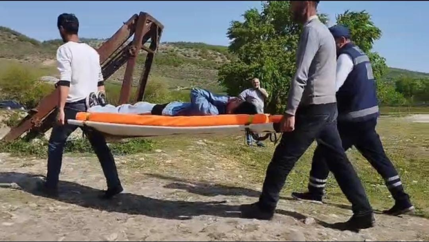Qubada ambulansın yanına xərəklə daşınan məktəbli ZƏHƏRLƏNİBMİŞ &ndash; TƏFƏRRÜAT-FOTO/VİDEO
