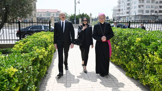 Prezident və birinci xanım Müqəddəs Məryəm Ana kilsəsində - FOTO