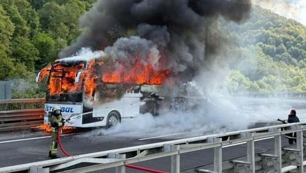 Hərəkətdə olan avtobus YANDI &ndash; Sərnişinlər təxliyyə edildi