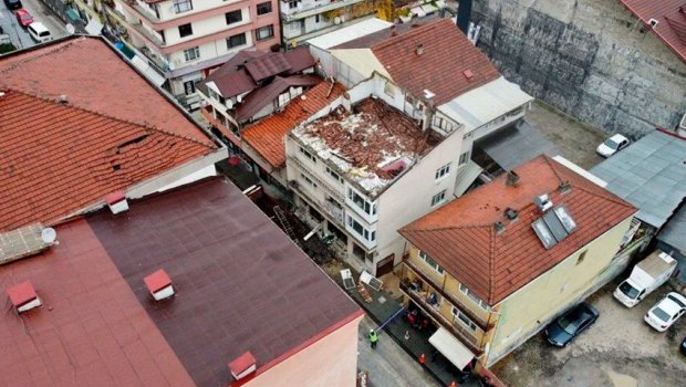 İstanbuldakı zəlzələdə mindən çox bina zədələnib