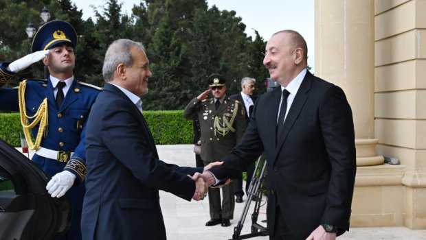 İlham Əliyev Məsud Pezeşkianı belə qarşıladı – FOTO/VİDEO