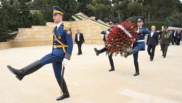 İran Prezidenti Şəhidlər xiyabanını ZİYARƏT ETDİ - FOTO
