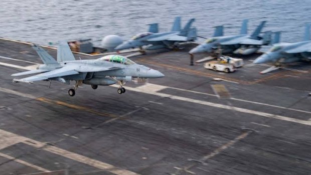 ABŞ-a məxsus F-18 təyyarə təyyarədaşıyan gəmiyə ÇIRPILDI - FOTO