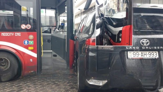 Bakıda avtobus "Land Cruiser"lə toqquşdu