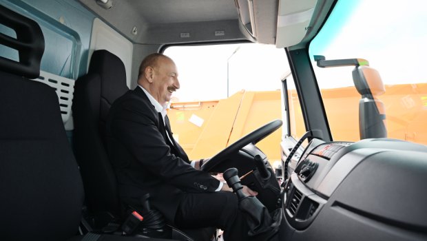 İlham Əliyev xüsusi təyinatlı avtomobilin sükanı arxasında – FOTO/VİDEO