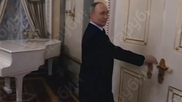Putin ilk dəfə Kremldəki mənzilini göstərdi – VİDEO