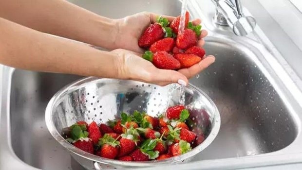 Çiyələklər necə təmizlənməlidir: 3 asan ÜSUL