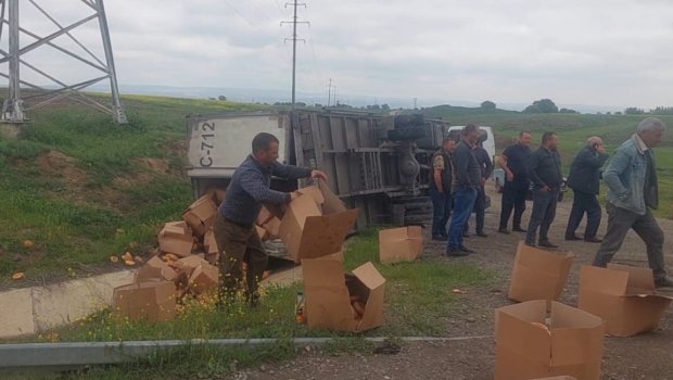 Ağstafada yük maşını aşdı, çörəklər yerə dağıldı &ndash; FOTO