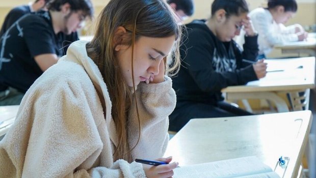 Bu gün 27 mindən çox şagird və abituriyent Azərbaycan dili imtahanı verəcək