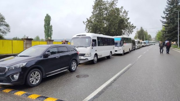 40-dan çox mikroavtobusla azarkeşlər Bakıya yola düşdü: "Şahdağ"ı dəstəkləyəcəklər - FOTO/VİDEO