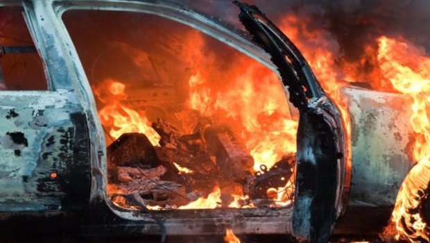 Sumqayıtda minik avtomobili yandı