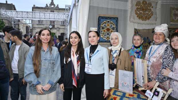 Leyla Əliyeva və Arzu Əliyeva Beynəlxalq Xalça Festivalını ziyarət ediblər - FOTO
