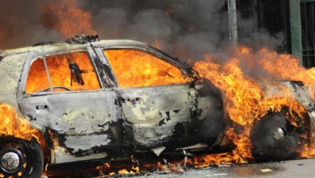 Avtomobil yol kənarında maneəyə çırpılaraq yandı