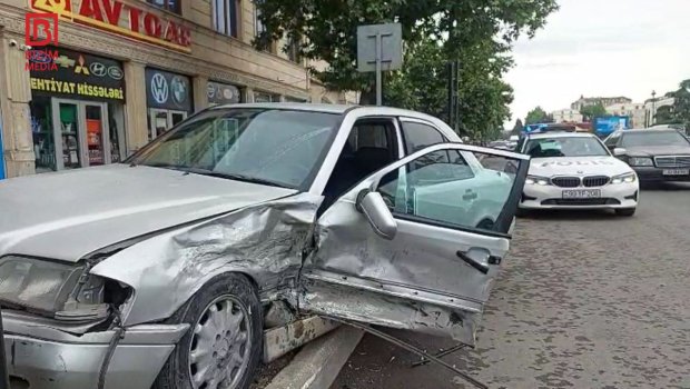 Gəncədə 2 maşın toqquşdu &ndash; 1 nəfər xəstəxanalıq oldu - VİDEO