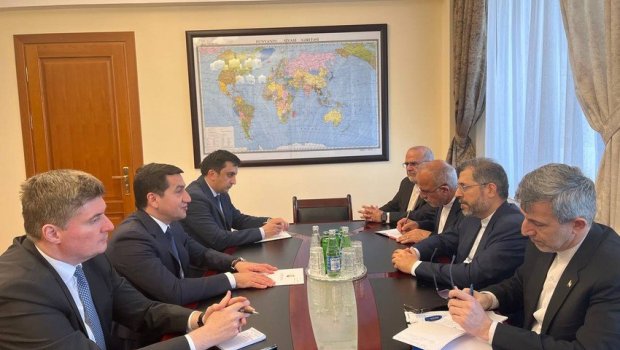 Hikmət Hacıyev İran XİN nümayəndəsi ilə GÖRÜŞDÜ