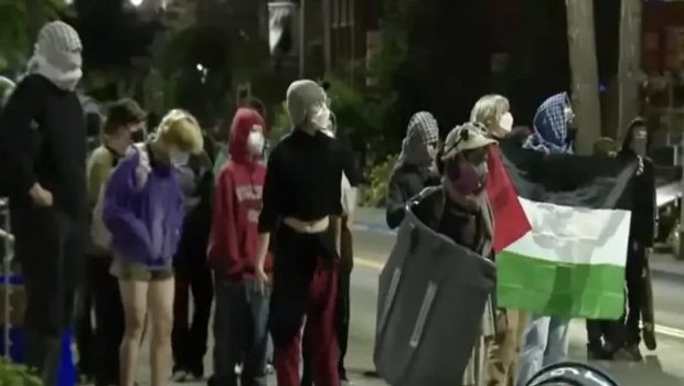Bir qrup etirazçı Vaşinqton Universitetinin binasını ələ keçirdi – TƏLƏBLƏRİ BUDUR - VİDEO