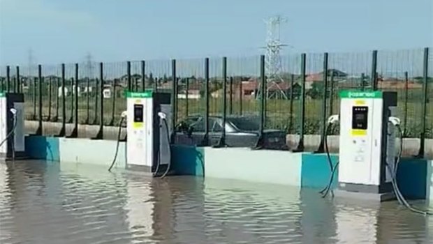 Elektrikdoldurma məntəqəsini su basdı, sürücülər çarəsiz qaldı &ndash; VİDEO