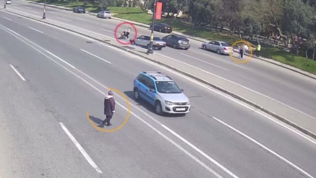 &ldquo;8 Noyabr&rdquo;da DƏHŞƏTLİ QƏZA &ndash; Ana və iki övladını maşın VURDU &ndash; ANBAAN VİDEO