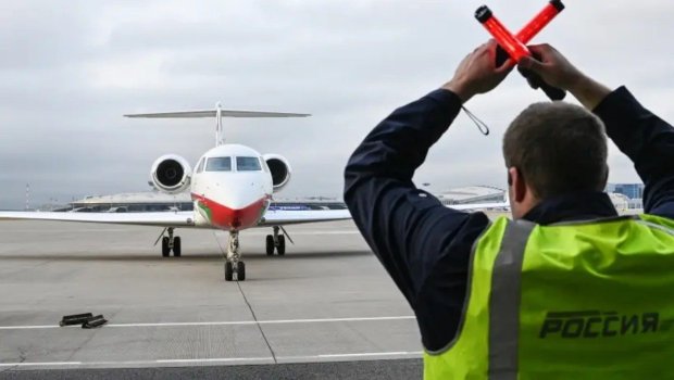 Vnukovo hava limanında Bakı reysi ləğv edilib: Sərnişinlər döşəmədə gecələyir - VİDEO