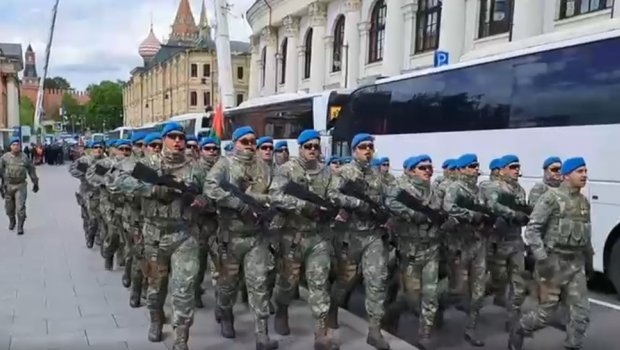 Hərbçilərimizin Moskva paradına hazırlığından yeni VİDEO