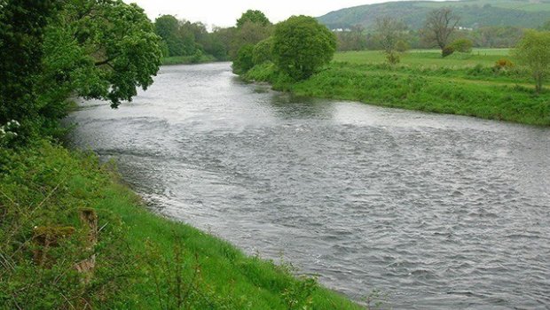 İstisuda &ldquo;Niva&rdquo;nı çaya aşırdı