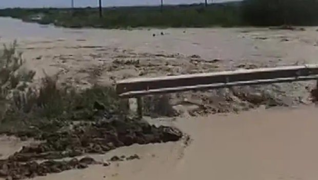 Polis selə düşən uşağı belə xilas etdi - VİDEO