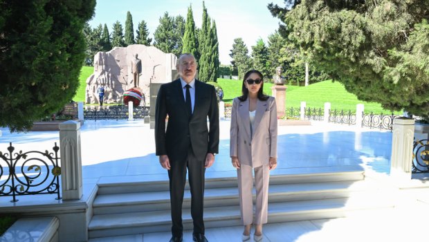 Prezident və birinci xanım Heydər Əliyevin məzarını ziyarət etdilər - FOTO